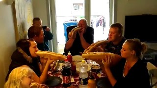 Видео прикол Голодные студенты едят жрут кушают большой гигантский батон
