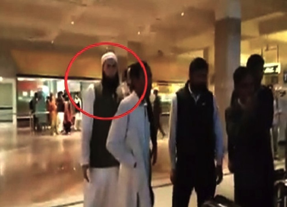 Junaid jamshed gets beaten at the airport