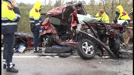 Mueren siete personas en un choque frontal entre dos turismos en Pont de Molins