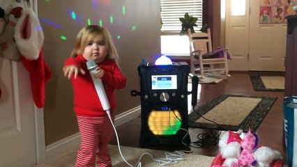 Niña se lució cantando karaoke a pesar de su extraña enfermedad