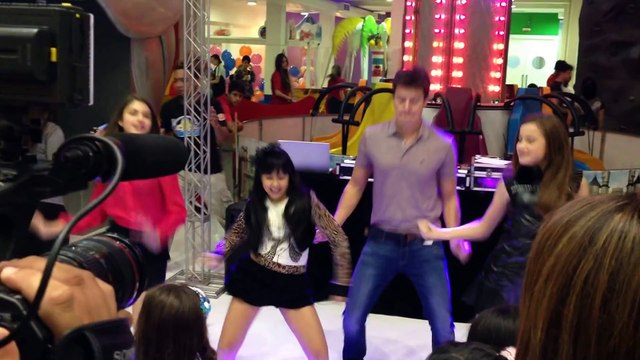 Atriz Cinthia Cruz e parte do elenco da novela Chiquititas dançando com o Rodrigo Faro.