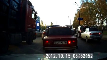 Télécharger la video: Amazing Truck Accidents -42  Trucks destroy everything. Truck Crash Compilation. Аварии грузовиков