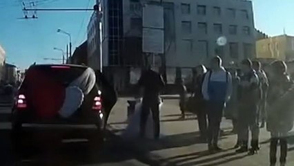عروس وأمها أثناء حفلة الزفاف