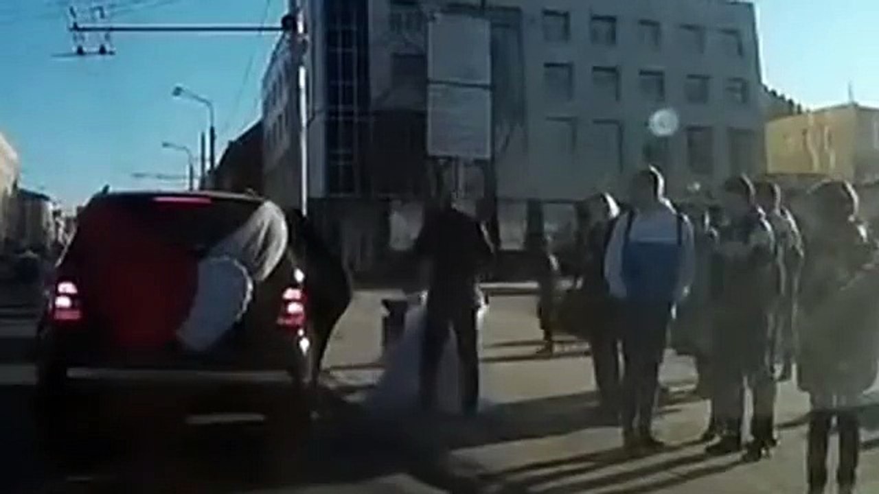 عروس وأمها أثناء حفلة الزفاف