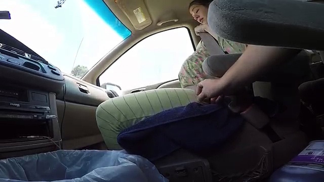 Woman gives birth to 10lb baby in car