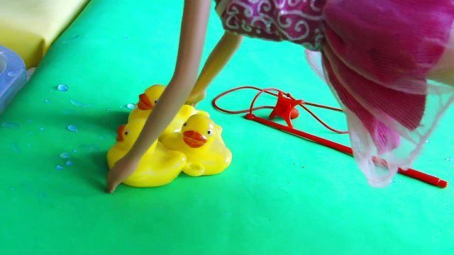 Мама Барби, Маша и Медведь. Маша купается в бассей