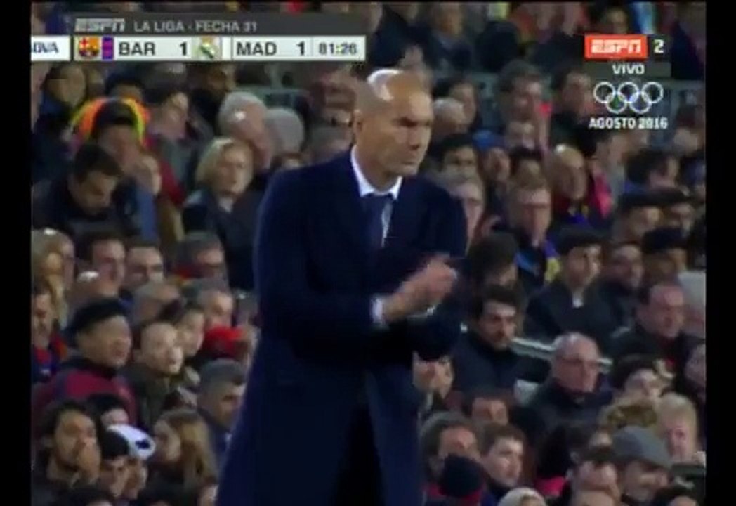 La galipette de Zidane après la frappe de Cristiano Ronaldo sur la barre - Barcelone vs. Real Madrid