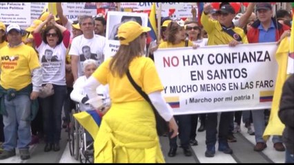 Decenas de miles de personas marchan en Colombia contra el gobierno de Santos