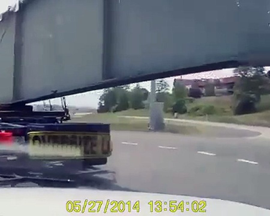 إنقلاب شاحنة بسبب حمولتها