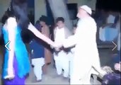 Maulana Fazal-ur-Rehman’s Secretary Qari Ashraf Dancing With A Girl, Leaked Video