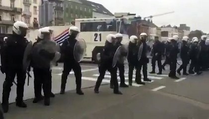 La tension monte à Bruxelles plus d'une centaine de jeunes tentent de rejoindre la Bourse (VIDEO 2)