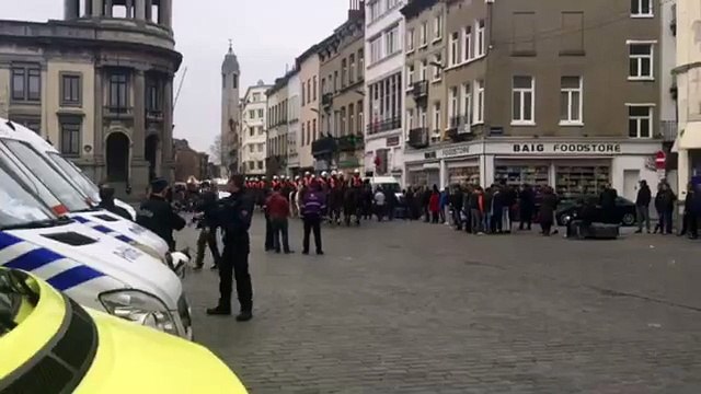 La tension monte à Bruxelles plus d'une centaine de jeunes tentent de rejoindre la Bourse (VIDEO 4)
