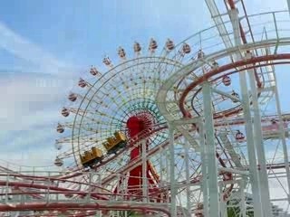 AMELIE IN KOBE PARK, FERRIS WHEEL