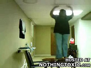 Fette Frau fällt vom Tisch