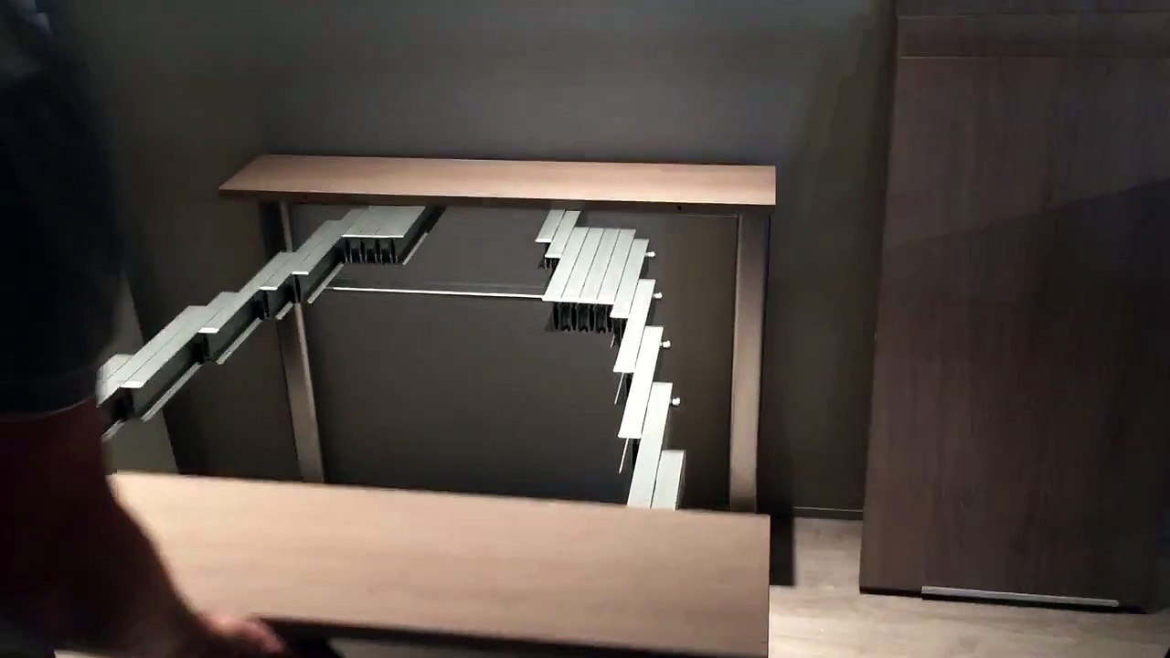 Кухонный стол трансформер. Необычный раскладной стол на выставке в Италии