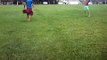 Eu e meu amigo Jogando futebol em campo molhado