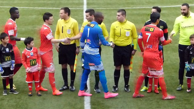 Entrée des équipes de Montlouis et du VFC accompagnés par les U9/8... Sa02/04/16