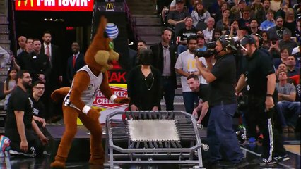 Le Coyote donne un coup de main pour une proposition en mariage