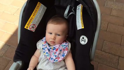 Ce bébé déteste le soleil et son père en profite pour l'embeter