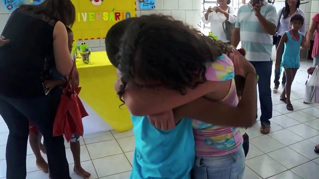 Comovente reencontro de irmãos separados a mais de 1 ano