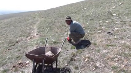 Çakıl Taşları ile Üçüncü Türk Bayrağını Yapıyor