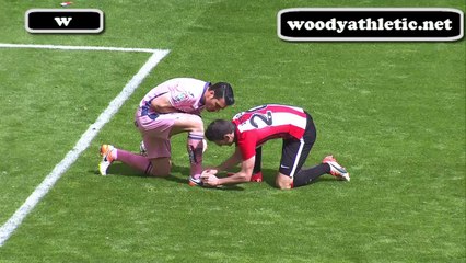 Aduriz atándole las botas a Andrés Fernández woodyathletic.net