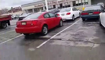 Il pique une grosse colère contre un gars mal garé et l'oblige à se regarer