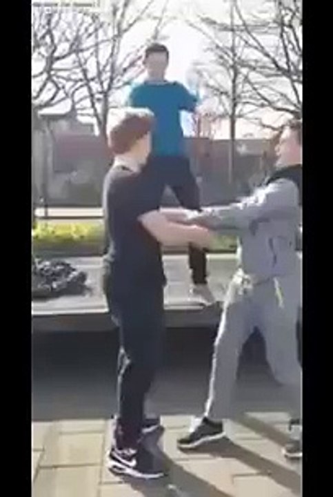 Deux jeunes se cognes en jouant à rattraper un de leurs copains