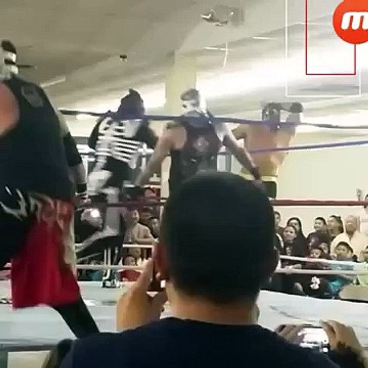 La Parka se desmaya en el ring