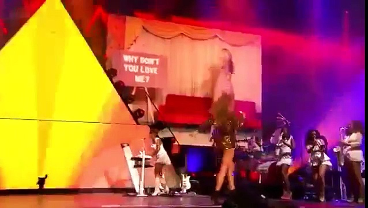 Beyonce - Live at Glastonbury 2011 HD FULL CONCERT! 25