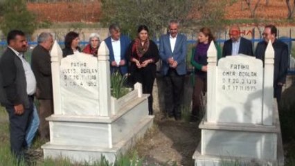 Şanlıurfa Hdp Milletvekilleri, Öcalan'ın Anne ve Babasının Mezarını Ziyaret Etti-ek