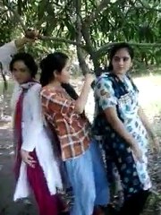 dance karte huwe larki ki be izti ho gai mazahiya video,,,