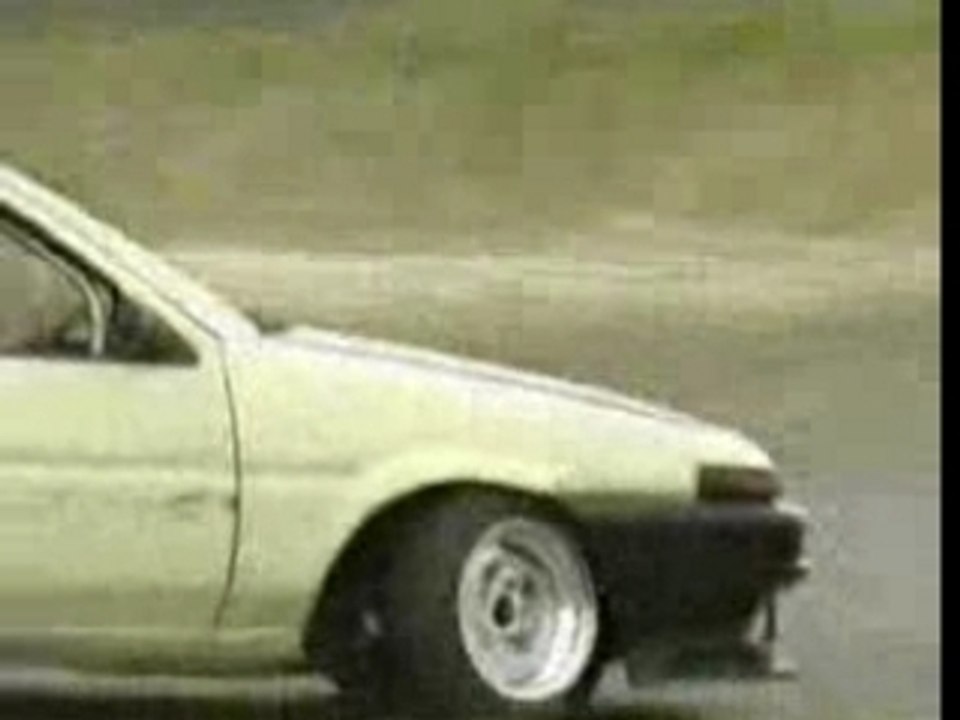 Toyota Corolla AE86 drifting madly