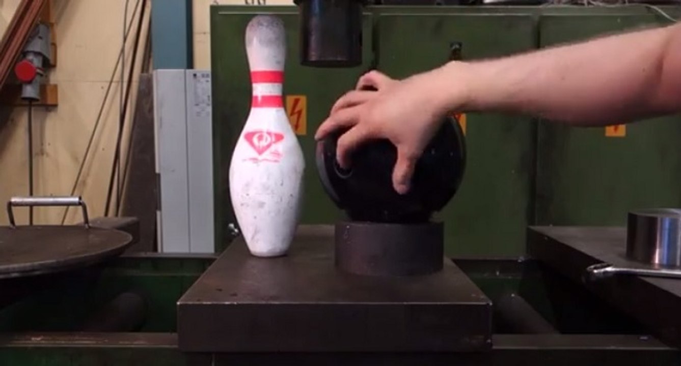 Quille et boule de bowling vs presse hydraulique