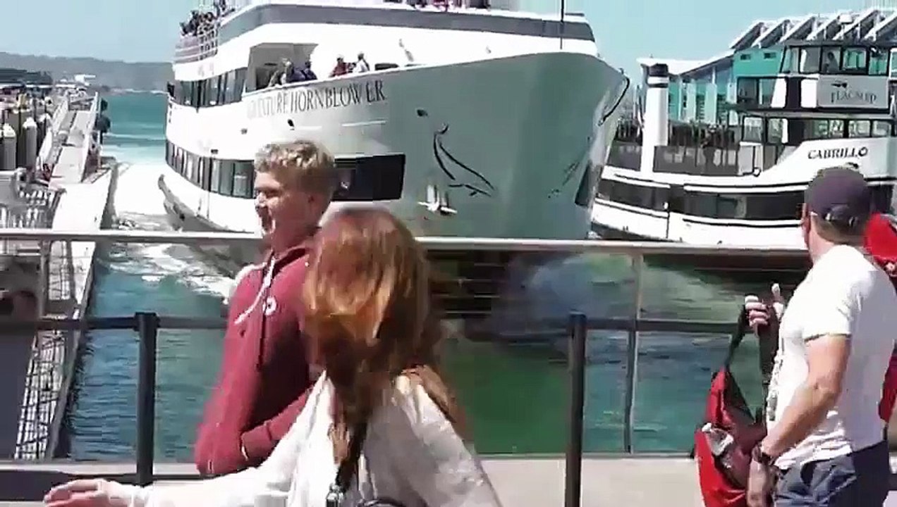 Impressionnant, ce bateau arrive beaucoup trop vite sur le quai