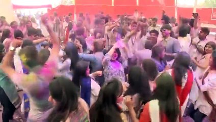 End of Two Nation Theory- Watch How Girls & Boys Celebrating Holi in Karachi University