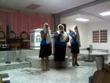 jovenes de nuestra iglesia cantando