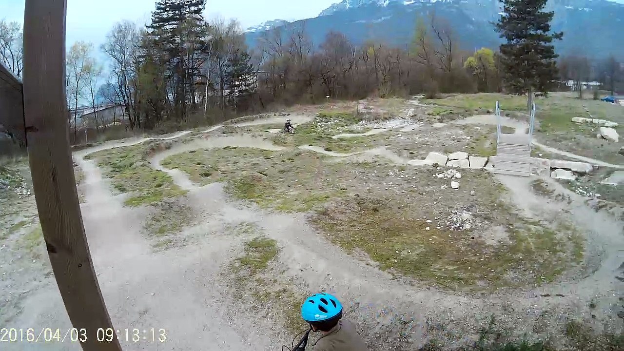 Arthur et Alex sur la Pumptrack (attendre la dernière seconde)