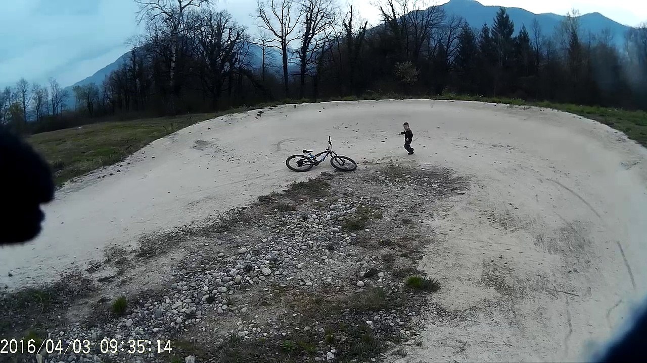 Arthur fait la grande piste à pied