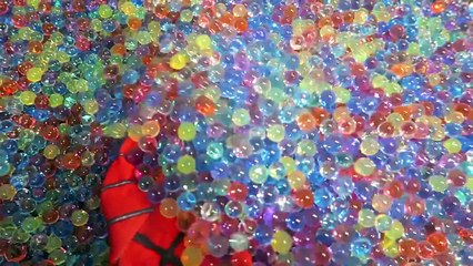 ORBEEZ BATH EXPLOSION - SPIDERMAN & SPIDERBABY vs Venom !!