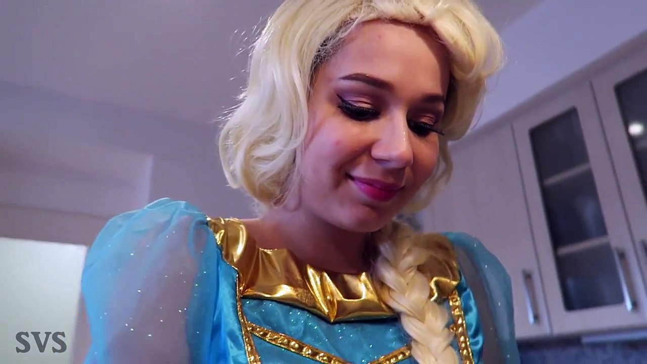 Spiderman vs Frozen Elsa _ Elsa Kisses Spiderman in Real Life _ Fun SuperHero Movie!