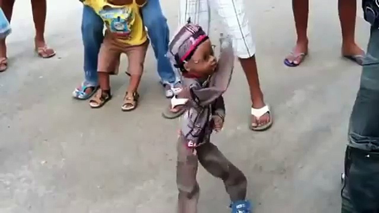 Amzaing & Funny Puppet Does Dominican Dance -