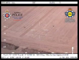 Des jeunes aident un hélicoptère de police