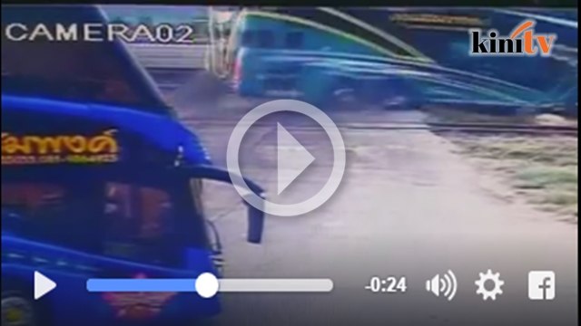 Video CCTV bas dirempuh kereta api, 3 maut di Thailand