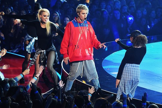 Justin Bieber Performs ‘Company’ at iHeartRadio Music Awards 2016