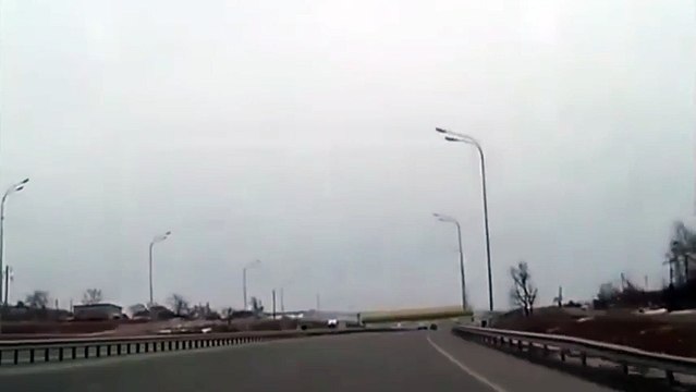 Машина на пешеходном мосту