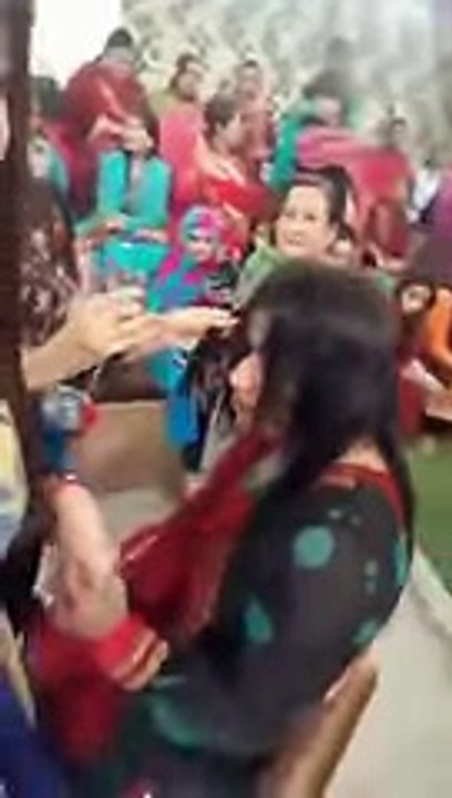 Sanam Baloch Behind the Camera while break in Morning show - YouTube