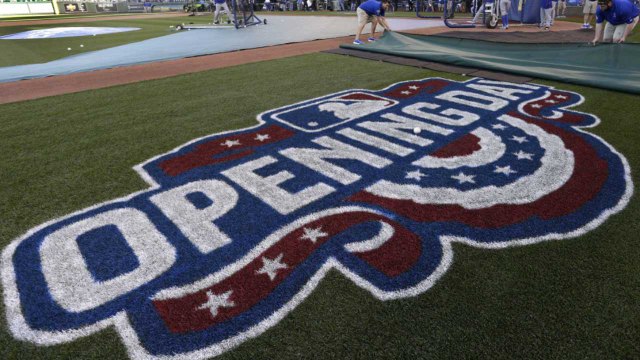 Royals Hold Off Mets on Opening Day