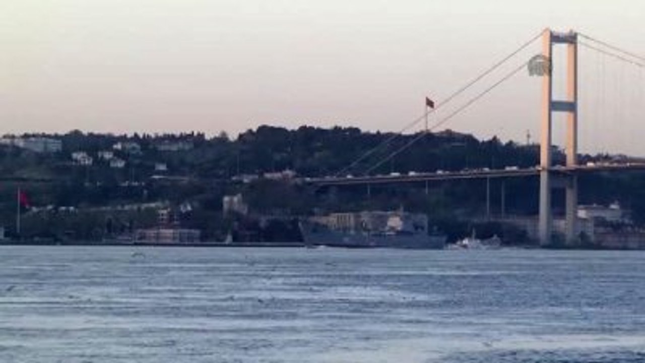 Rus Savaş Gemisi İstanbul Boğazı'nda Geçti