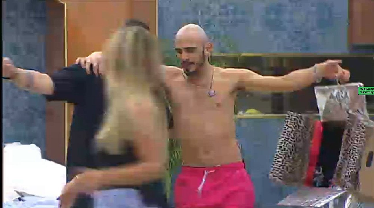 הדיירים רוקדים עם המיצג שאור הכינה לברק 3.4.16